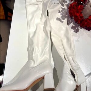 Long white, leather style ocmver the knee boot